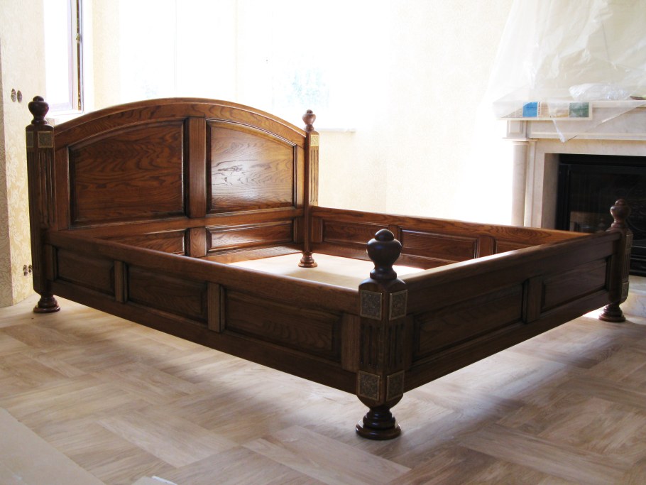 Кровать из массива дуба