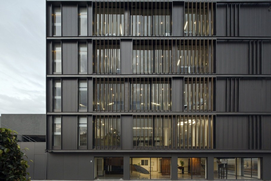 Многоэтажный офис фасад