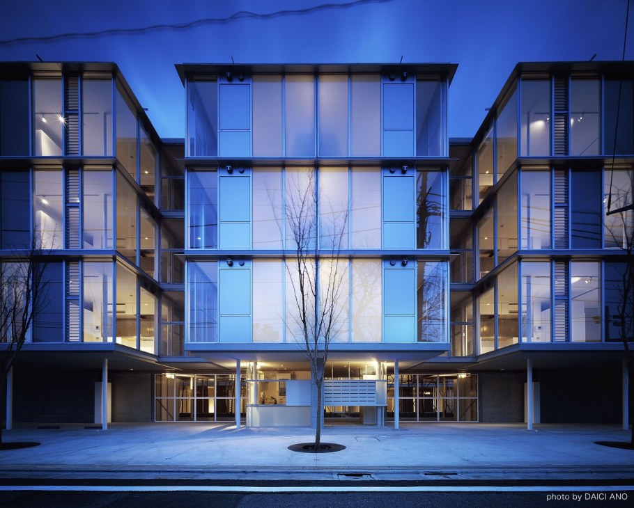 Стеклянный фасад здания