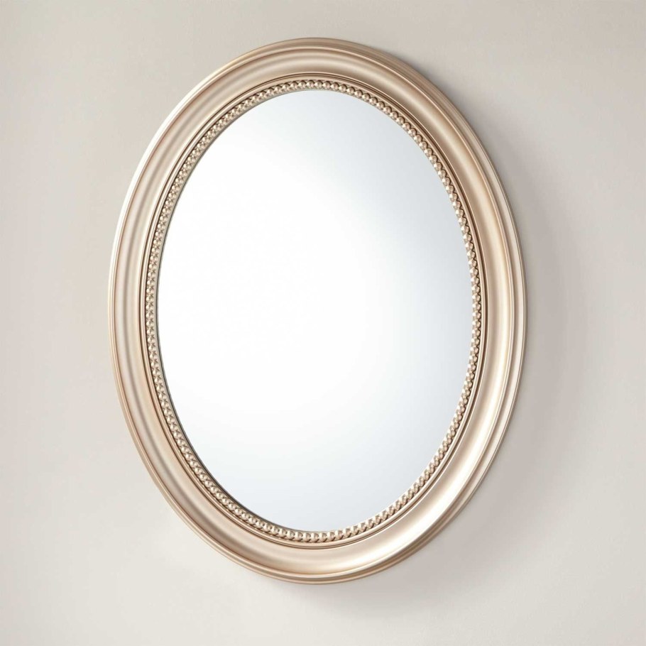 Вытянутое овальное зеркало в ванную