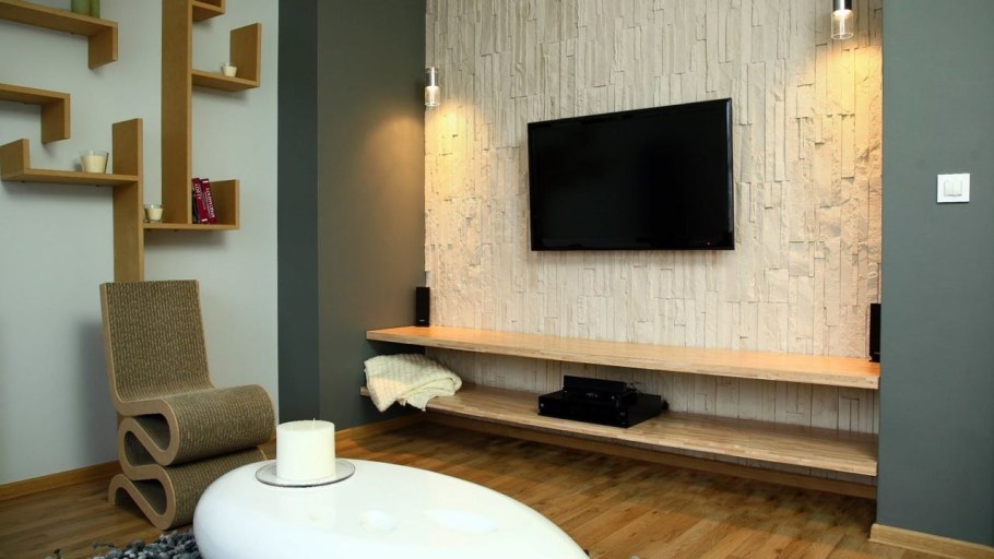 Камень в интерьере гостиной с телевизором