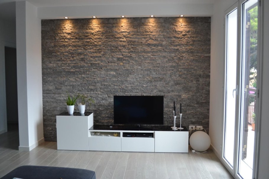 Декоративная штукатурка под камень в интерьере гостиной