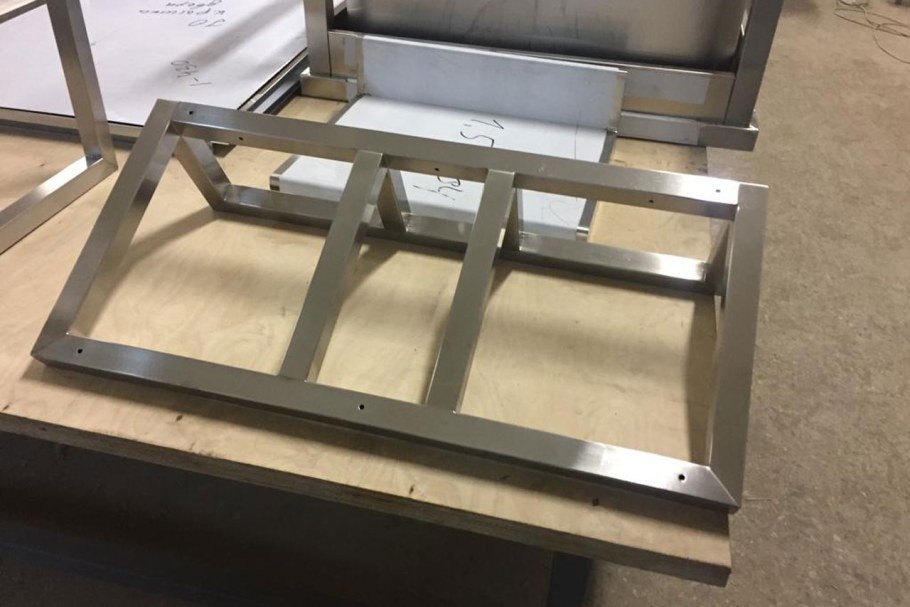 Каркас из полированной нержавеющей стали