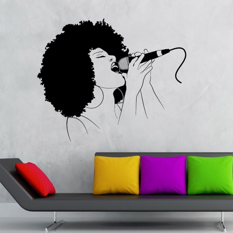 Цветной рисунок на черной стене