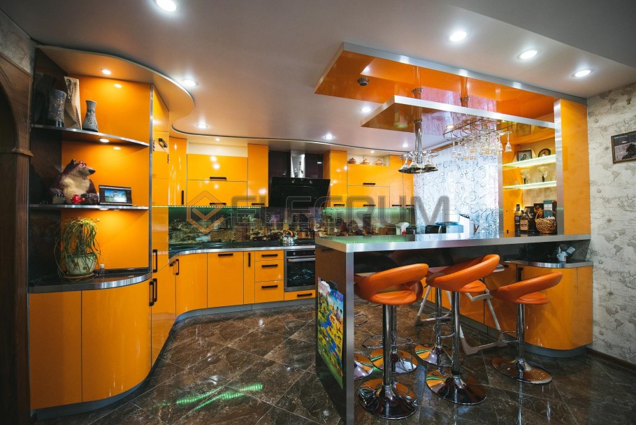 Оранжевая кухня с барной стойкой