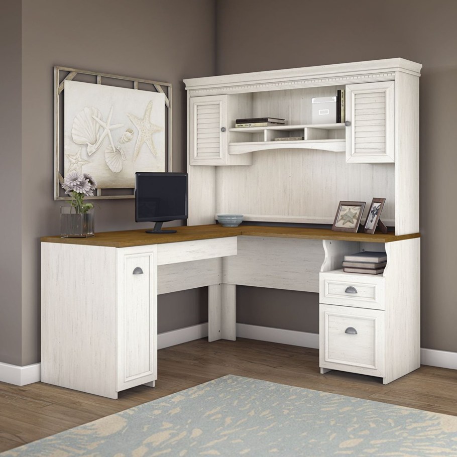 Угловой стол в классическом стиле