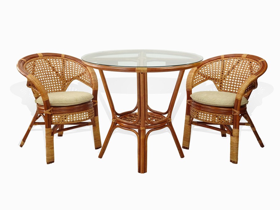 Круглый стол, кресла и ларь