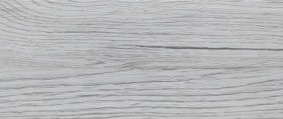 Дерево серого цвета