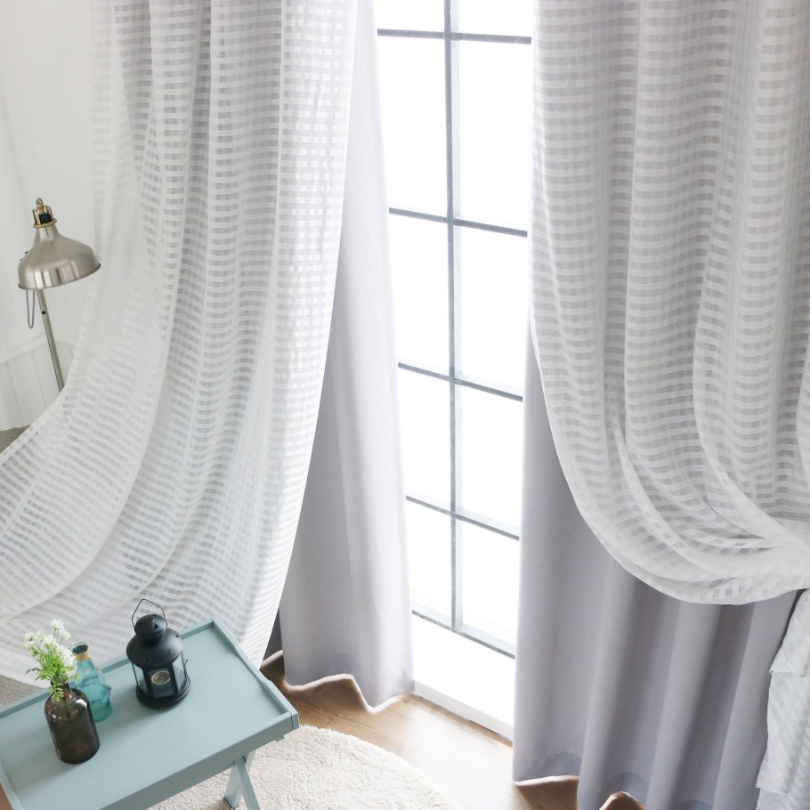 Сетка поверх штор