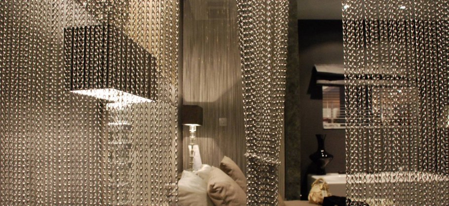 Шторы из цепочек в интерьере