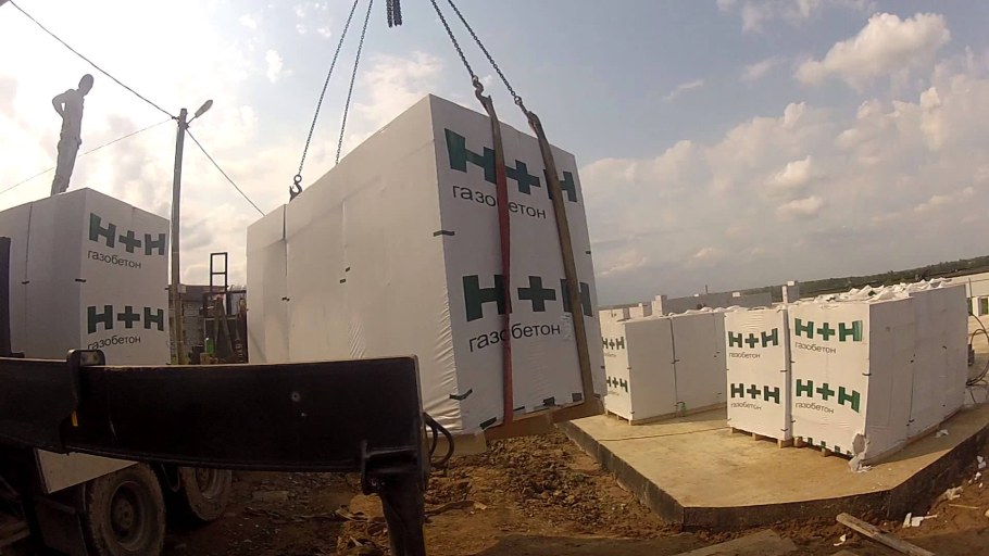 Разгрузка блока манипулятором