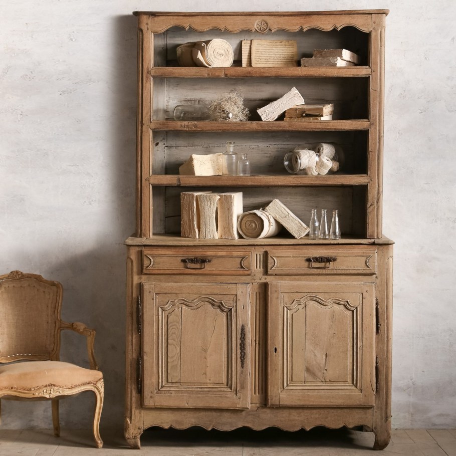 Старинный шкаф для посуды
