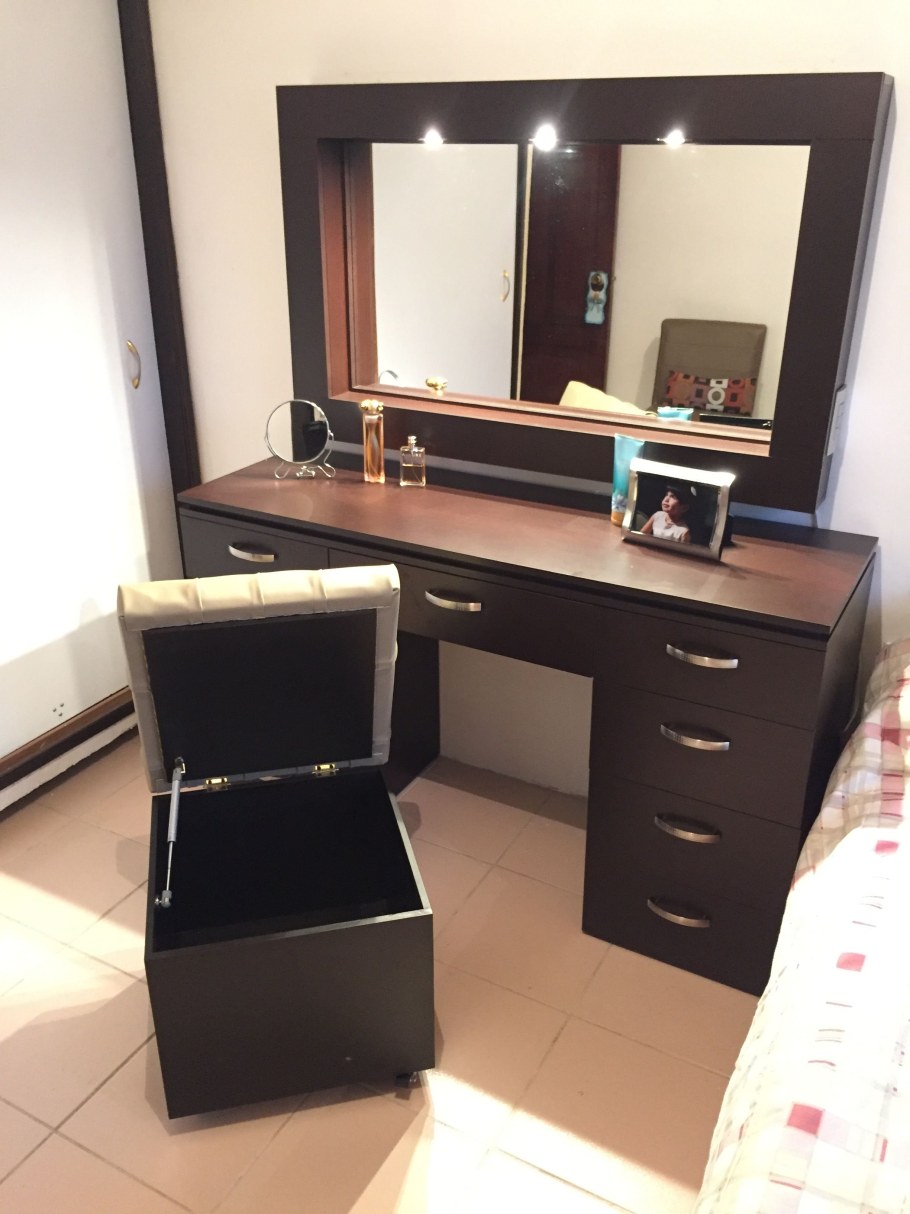 Угловое трюмо с зеркалом в спальню