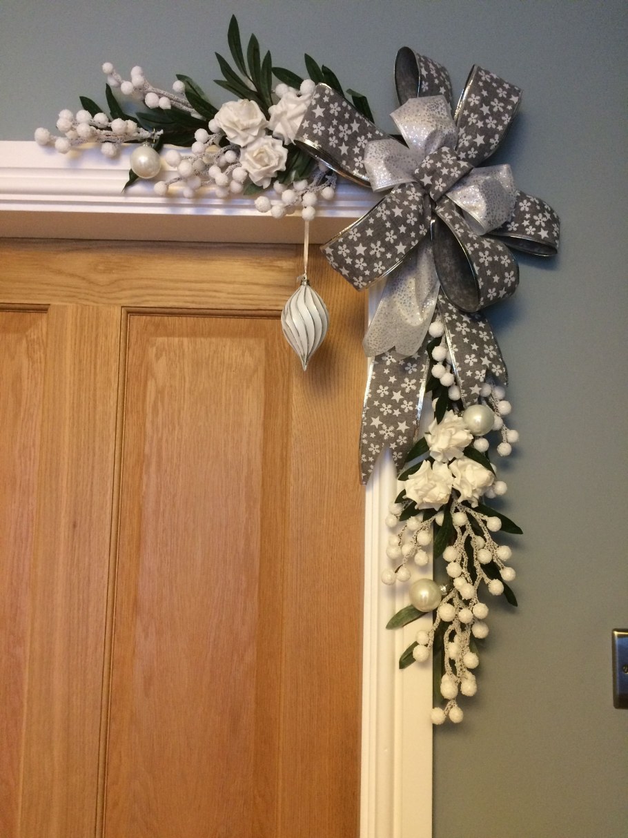 Новогоднее украшение дверного проема