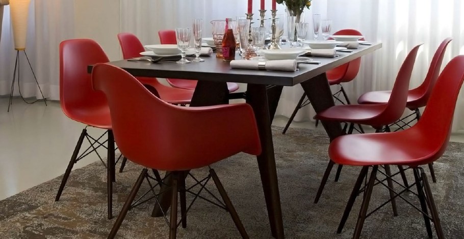 Красные стулья в интерьере