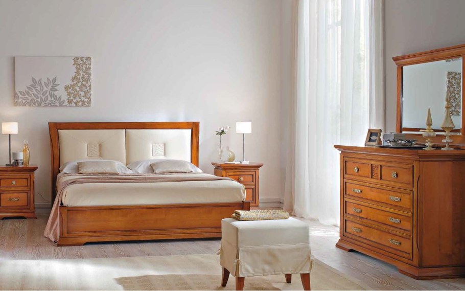 Спальня с рыжей мебелью