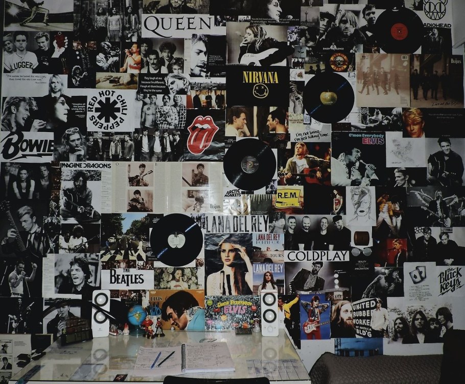 Комната с рок плакатами