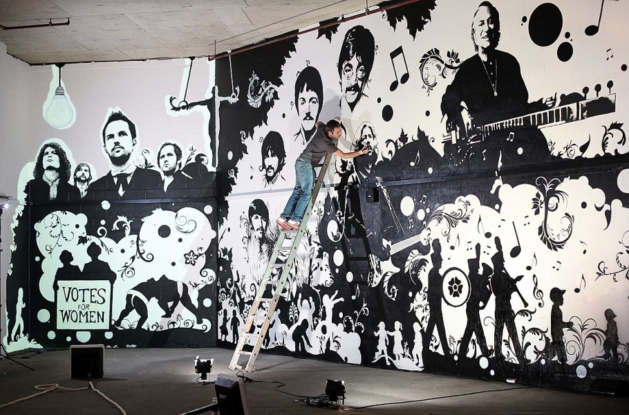 Стрит арт на стене в квартире