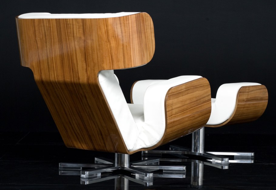 Стул будущего с элементами дерева