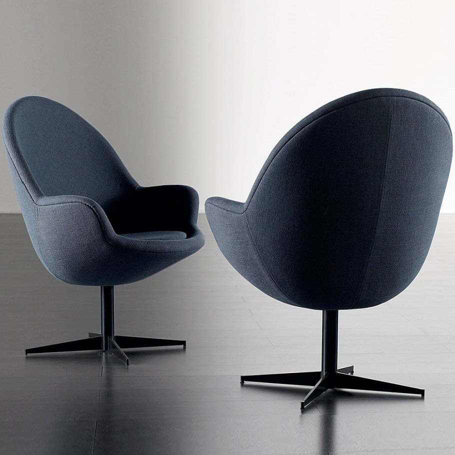 Современное кресло на тонких металлических ножках