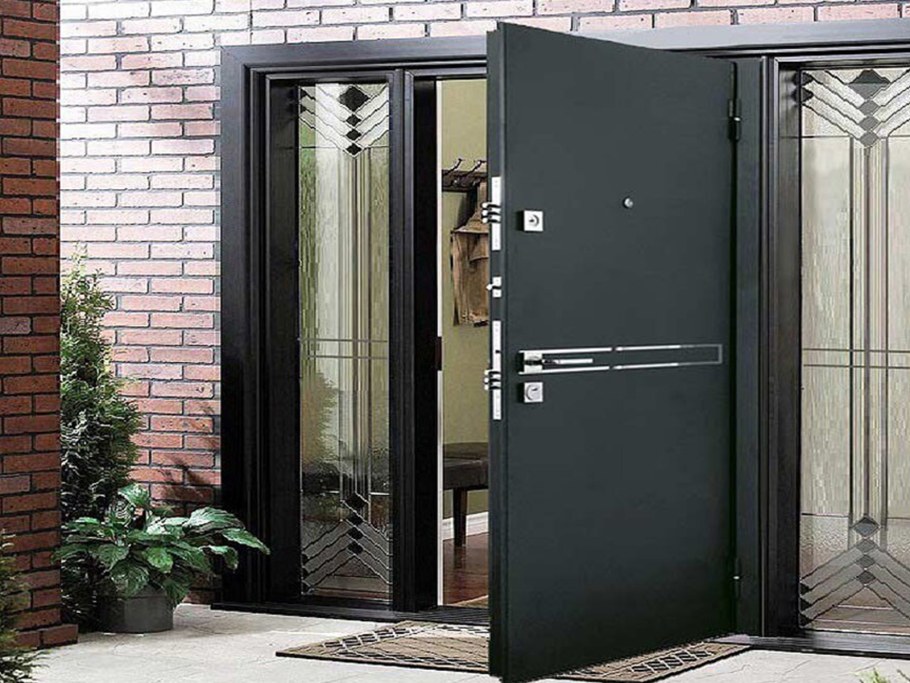 Открытая входная дверь