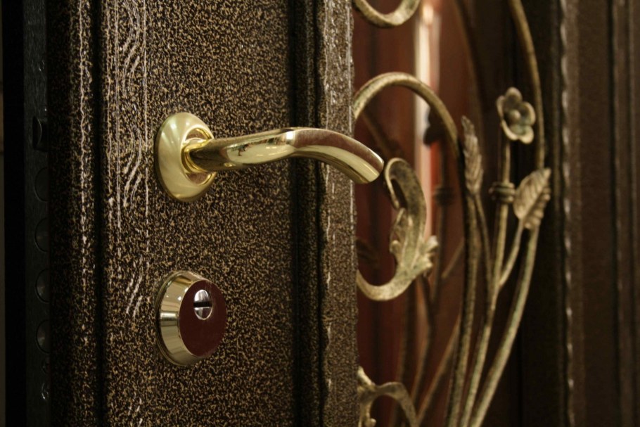 Красивая металлическая дверь