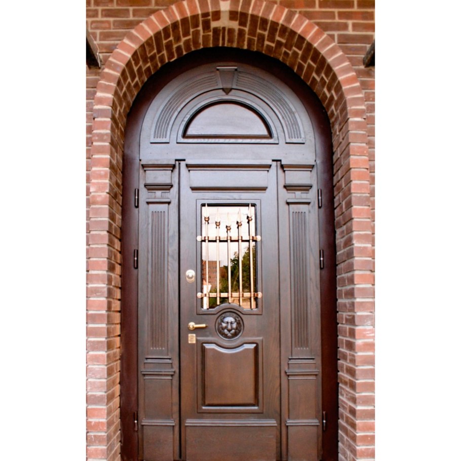 Красивая дверь в коттедж