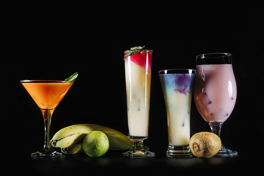 Коктейли на черном фоне
