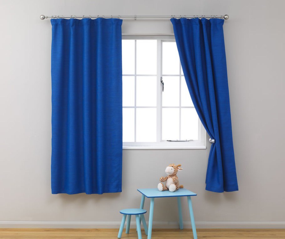 Синие шторы в детской