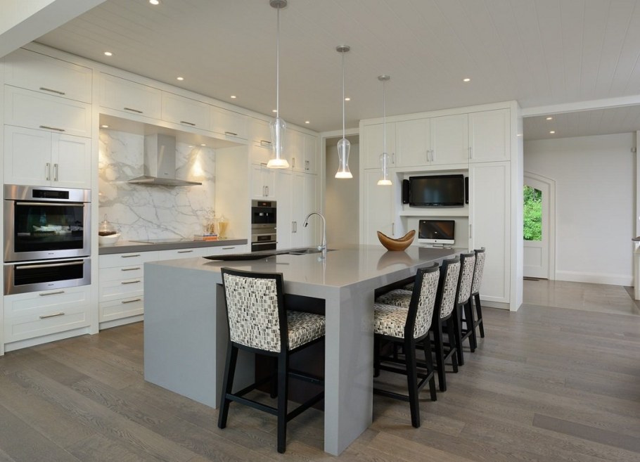 Кухня с большим телевизором