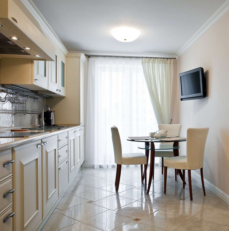 Кухня с телевизором на стене