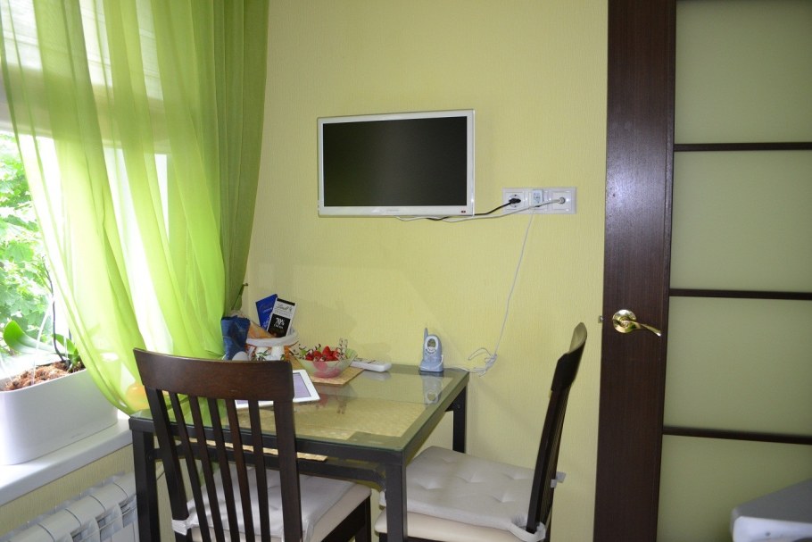 Телевизор на кухне над столом