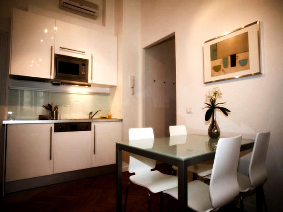 Телевизор на кухне возле стола