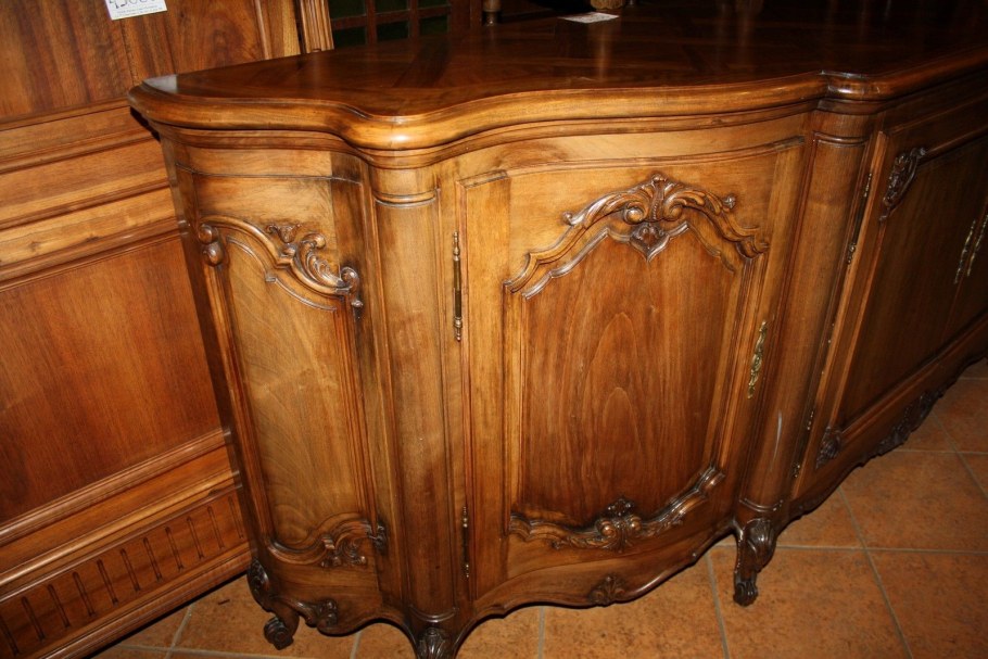 Старинный комод на гнутых ножках