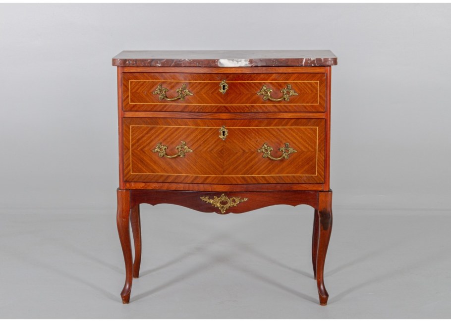 Старая тумбочка