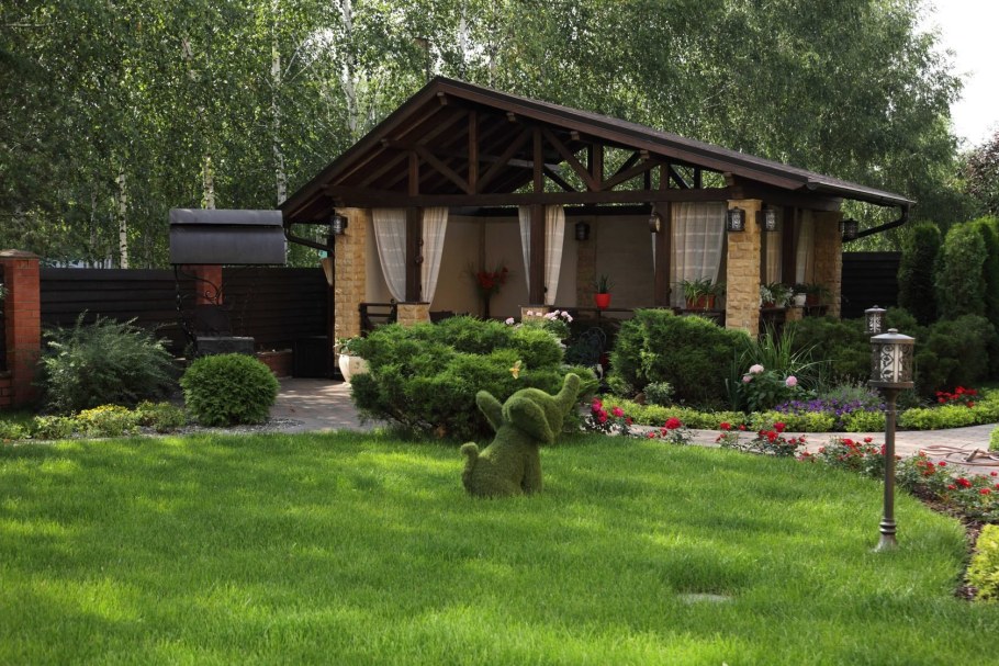 Ландшафт дачного участка с беседкой