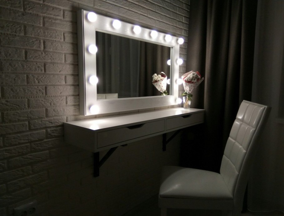 Гримерный столик с зеркалом в стиле лофт