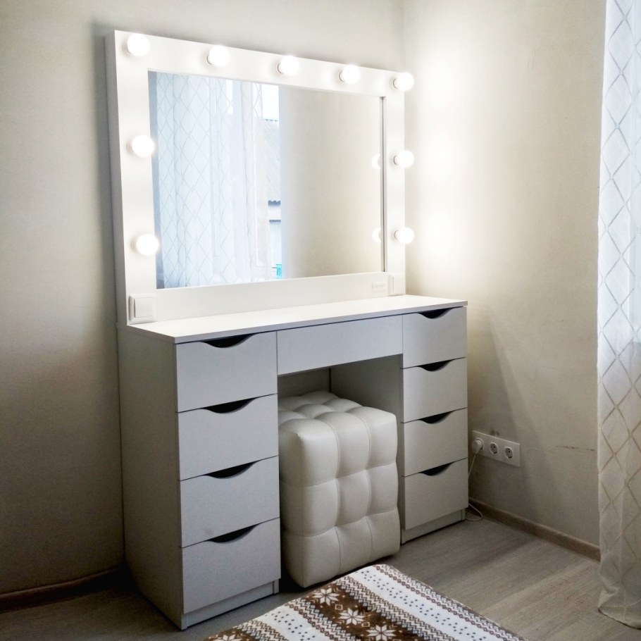 Косметический стол с подсветкой