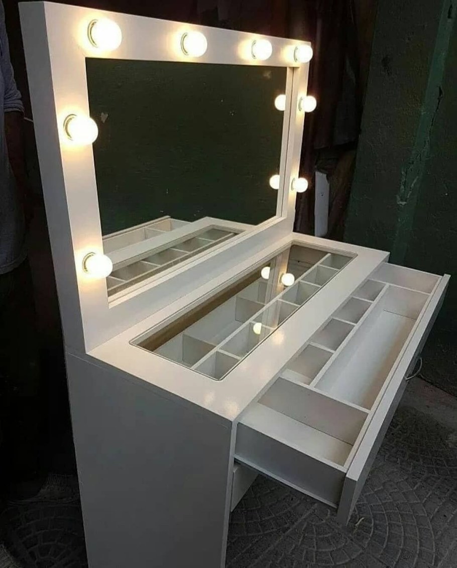 Туалетный столик со стеклом