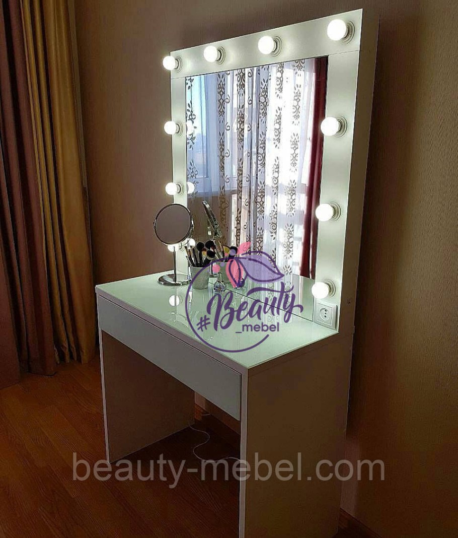 Туалетный столик с лампочками