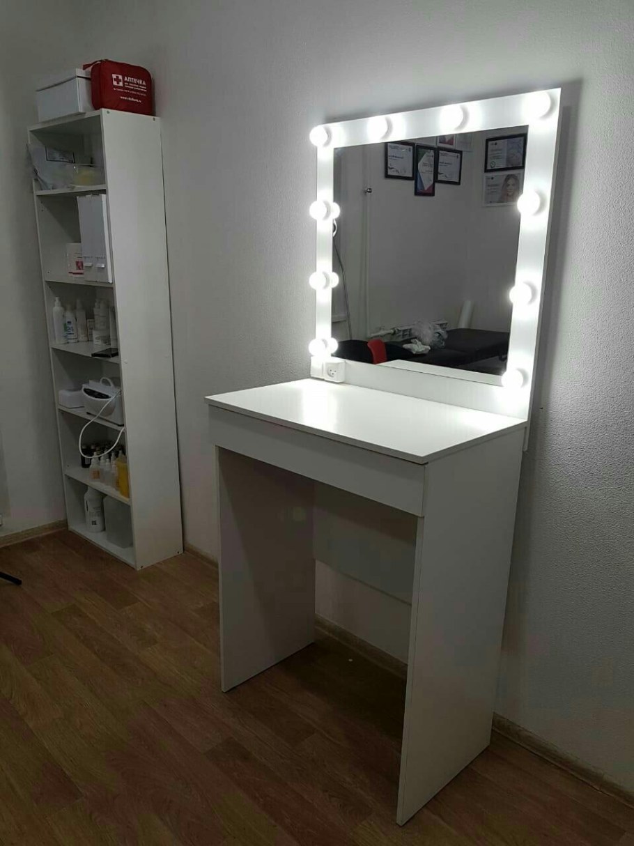 Туалетный столик с лампами в зеркале