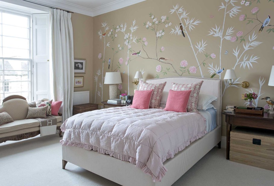 Фотообои в нежных тонах в интерьере спальни