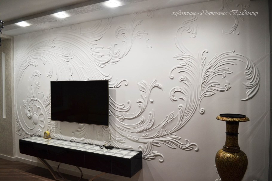 Барельеф в интерьере гостиной