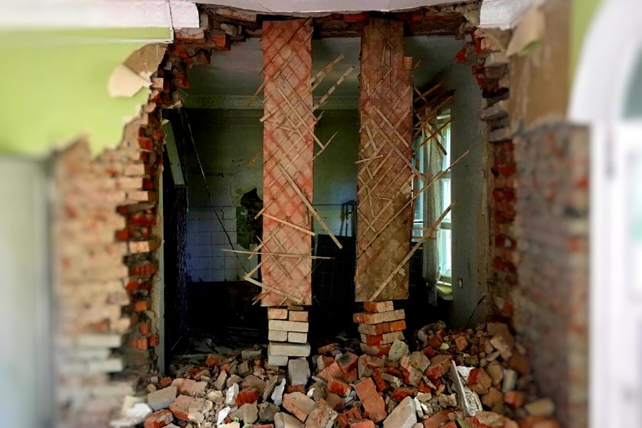 Проем в кирпичной стене