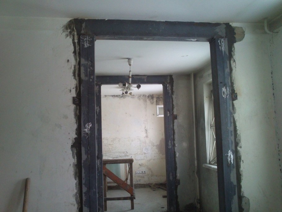 Демонтаж проема в кирпичной стене