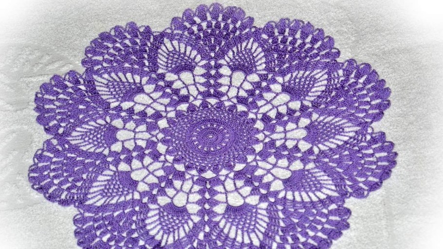 Сиреневая салфетка крючком