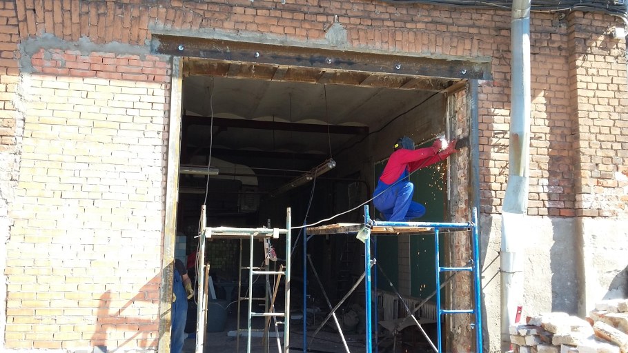 Демонтаж проема в кирпичной стене