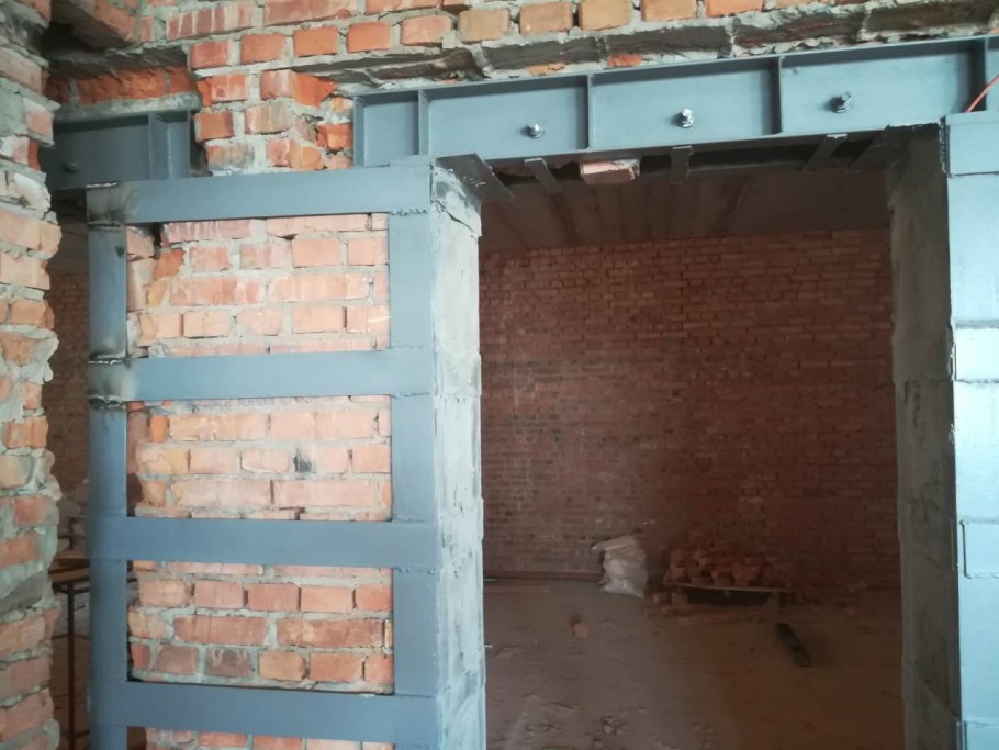 Проем в кирпичной стене