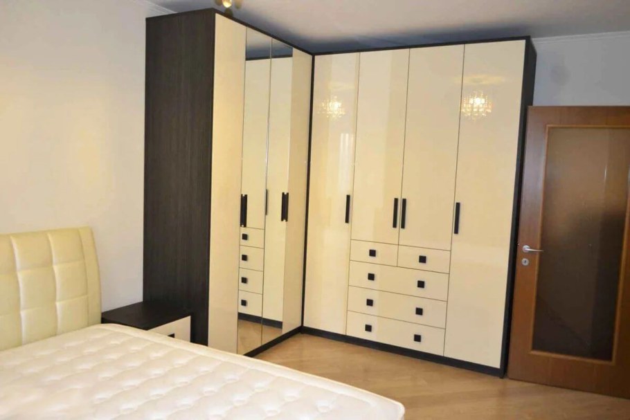 Угловой распашные шкафы с зеркалом и комодом в спальню