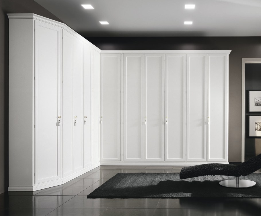 Угловой распашной шкаф в интерьере